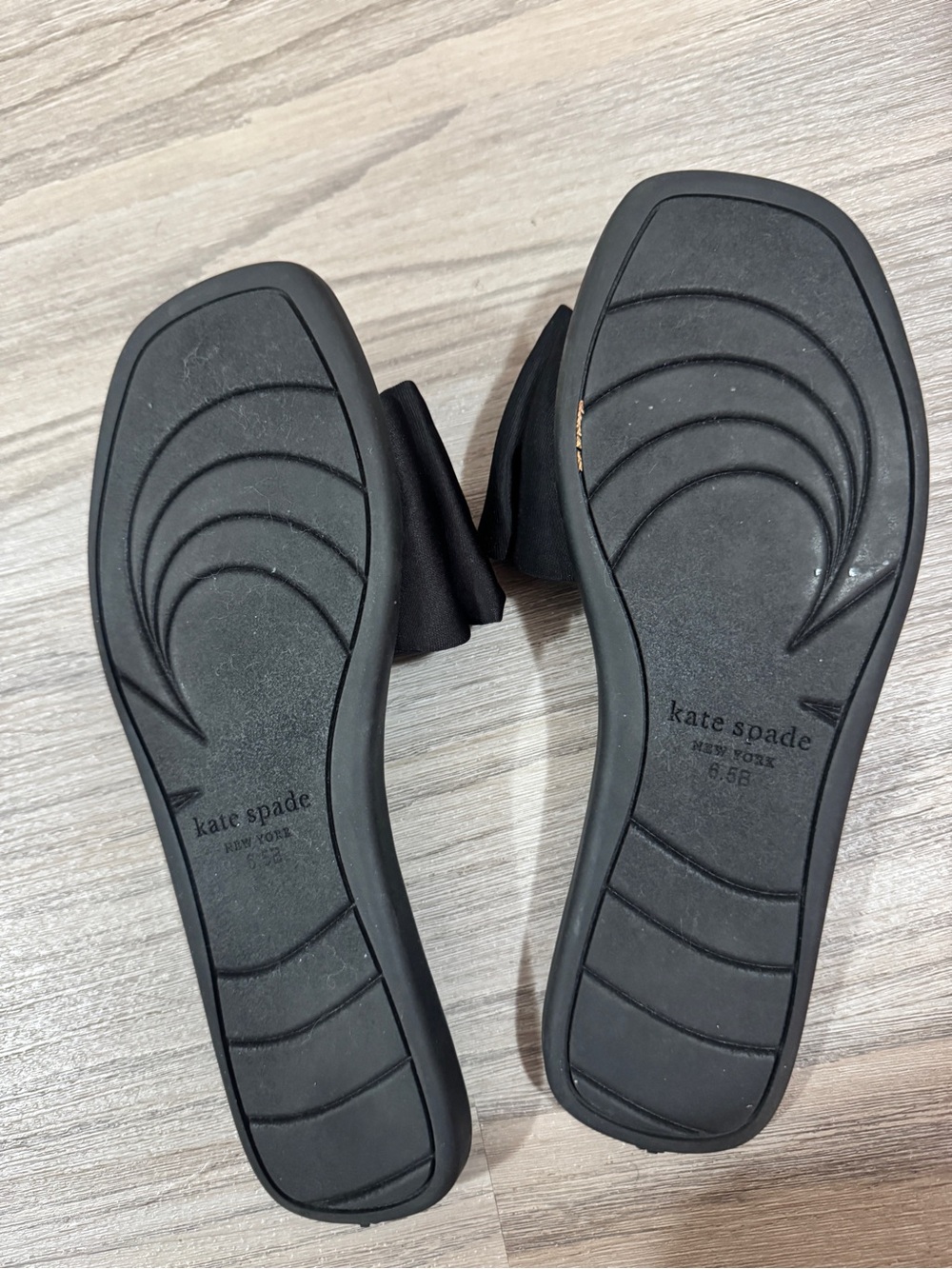 Kate Spade Bikini Slide Bow Sandals
Woman’s Size 6.5B - Picture 4 of 7